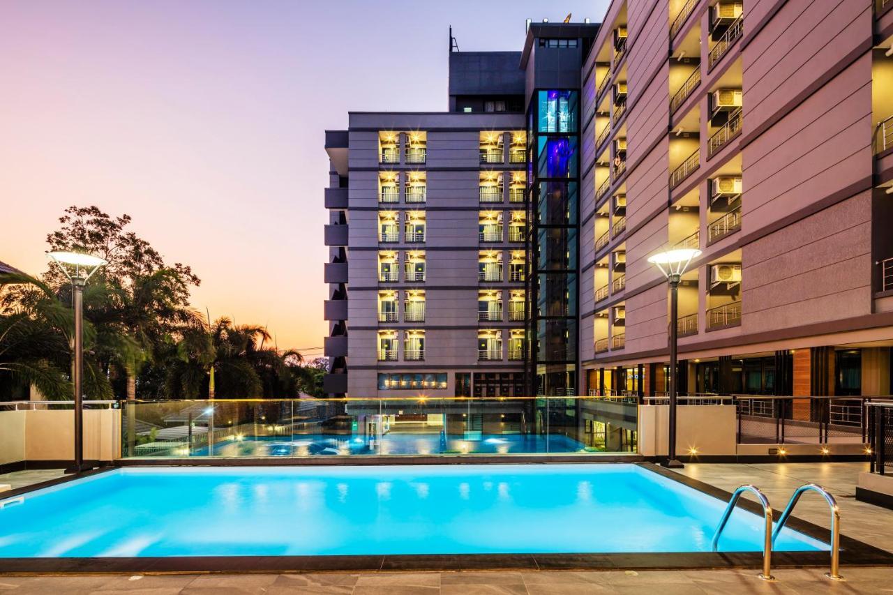 Livotel Hotel Hua Mak Bangkok Exteriör bild